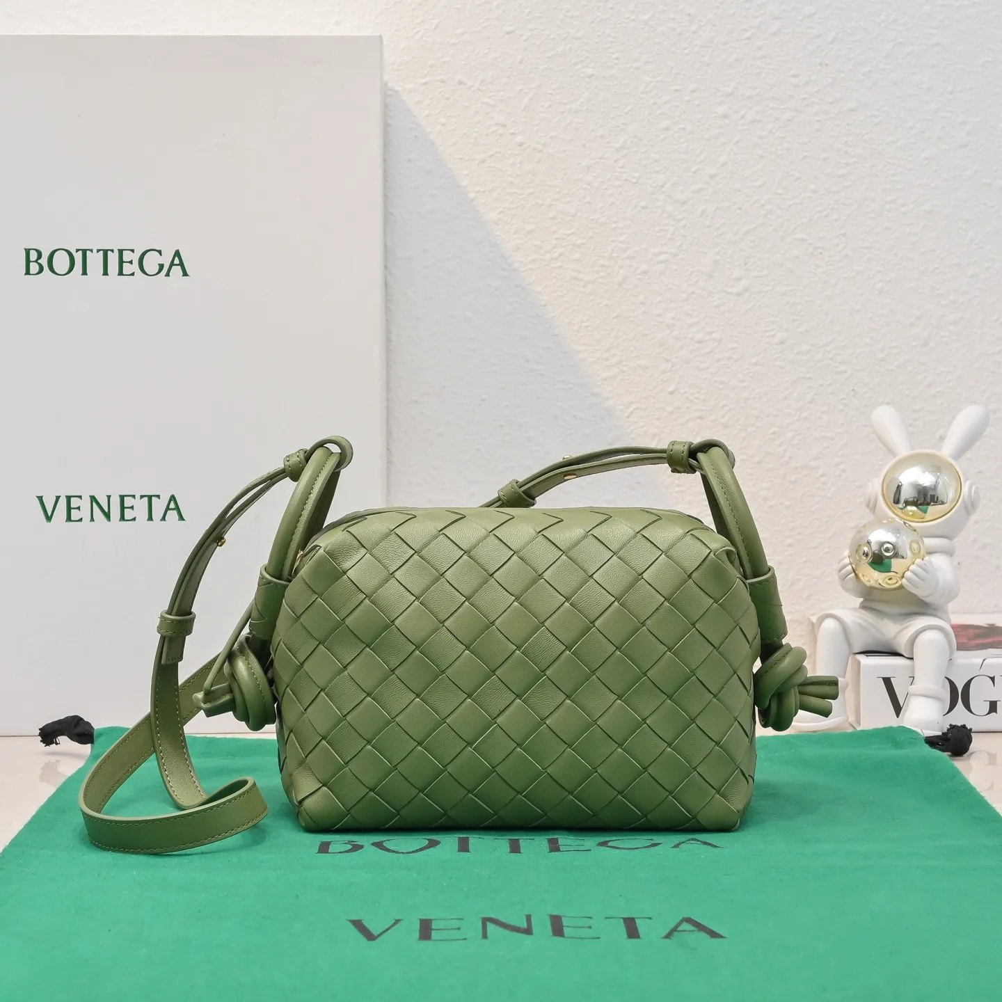 Batch 1360 BOTTEGA VENETA new loop is here! ! Many girls who like BV have owned the Loop bag. It has a simple appearance, classic weaving, and a compact and lightweight bag shape. This innovation continues the "camera bag" shape. Unlike the traditional Loop bag, which can only be worn as a crossbody bag, this innovation It can be carried by hand or cross-body, satisfying both the concave shape and daily needs. The oversized buckle can be folded and used as a handle. The sultry heat in summer ☀️ usually reduces people's desires. Having a lightweight bag will greatly enhance the happiness of traveling🫧 Style number: 6615 Size: 19*12*9cm